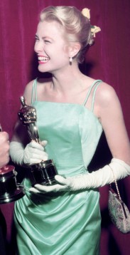 Oscar 1955 Grace Kelly (Amar é Sofrer) veste Edith Head @ Silver Screen Collection)