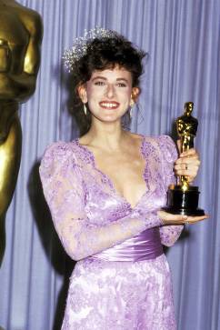 Oscar 1987 Marlee Matlin (Filhos do Silêncio) veste Theoni V. Aldredge @ Getty