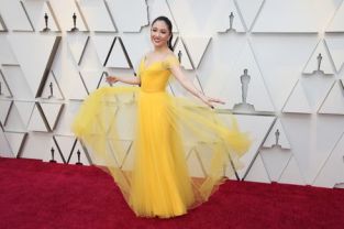 Oscar 2019 Constance Wu veste Versace e joias Atelier Swarovski @ Getty