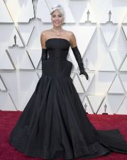 Oscar 2019 Lady Gaga veste Alexander McQueen e joias Tiffany & Co. @ Getty